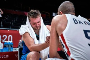  东契奇在澳大利亚队比赛中晋级下一阶段，持续失利引发热议！观众掌声雷动